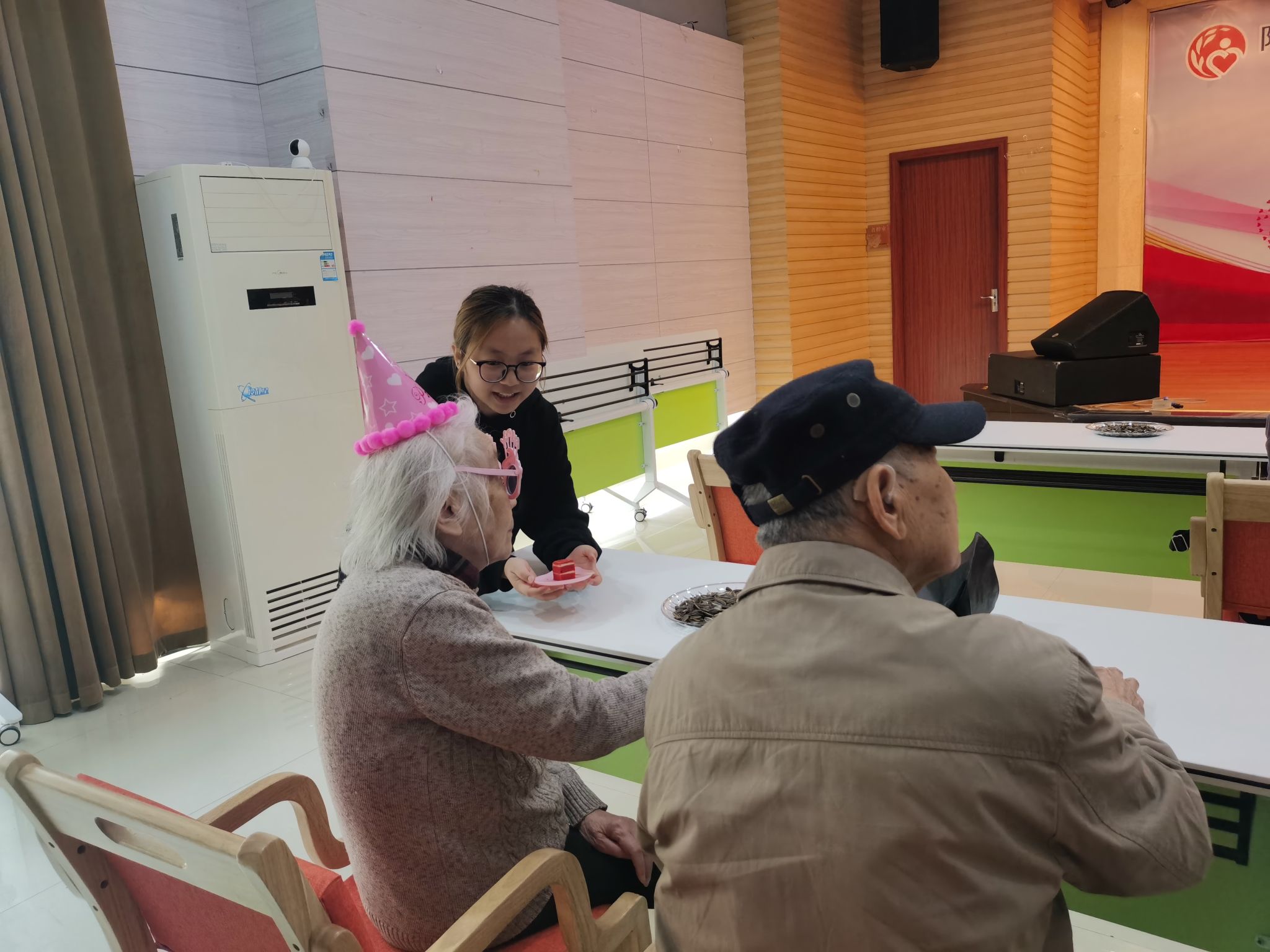 320525大学生心理健康系列活动养老院里爱心行志愿服务暖人心